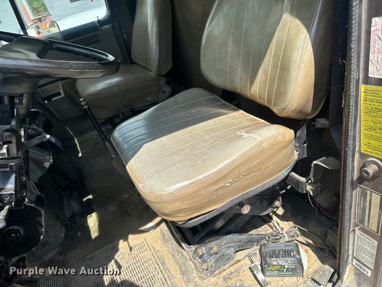 image for item FB5729 1991 International 4700 rescue vehicle 