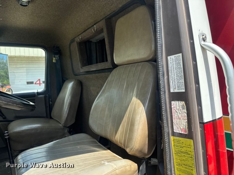 image for item FB5729 1991 International 4700 rescue vehicle 