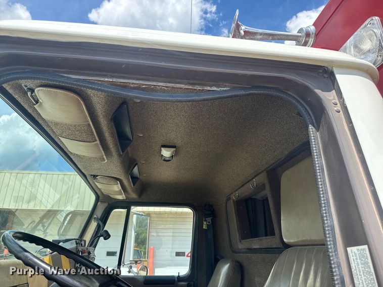 image for item FB5729 1991 International 4700 rescue vehicle 