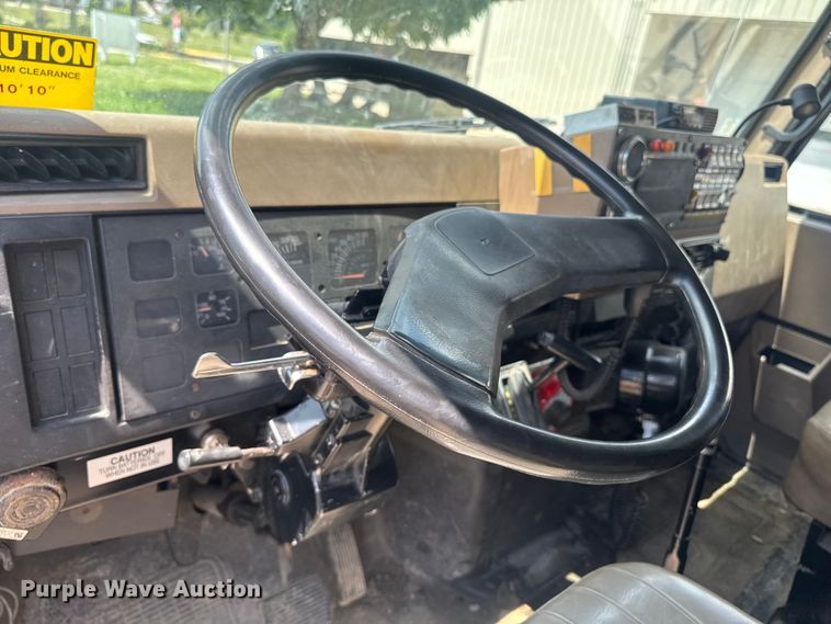 image for item FB5729 1991 International 4700 rescue vehicle 