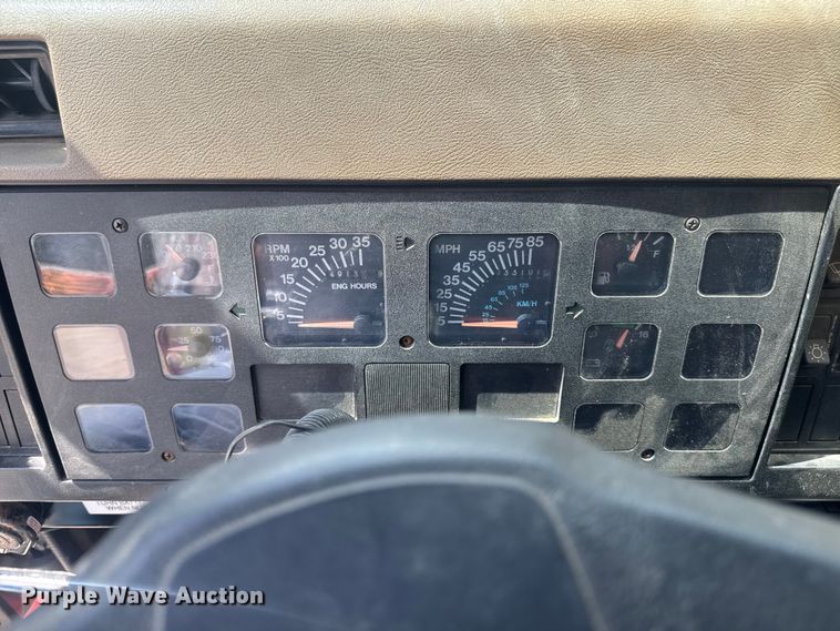 image for item FB5729 1991 International 4700 rescue vehicle 