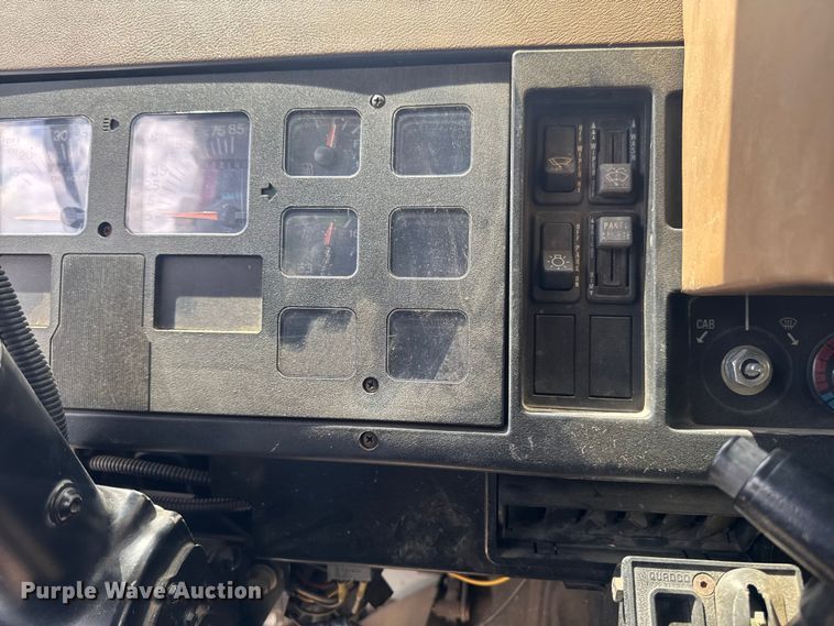 image for item FB5729 1991 International 4700 rescue vehicle 