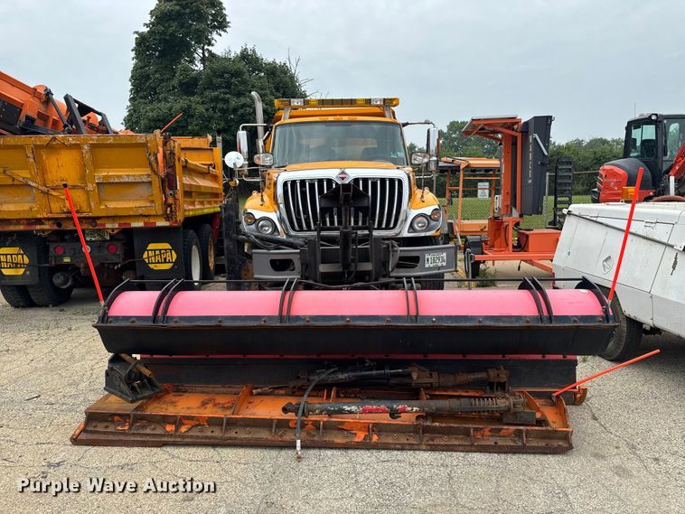 image for item FB5834 2010 International 7400 dump truck