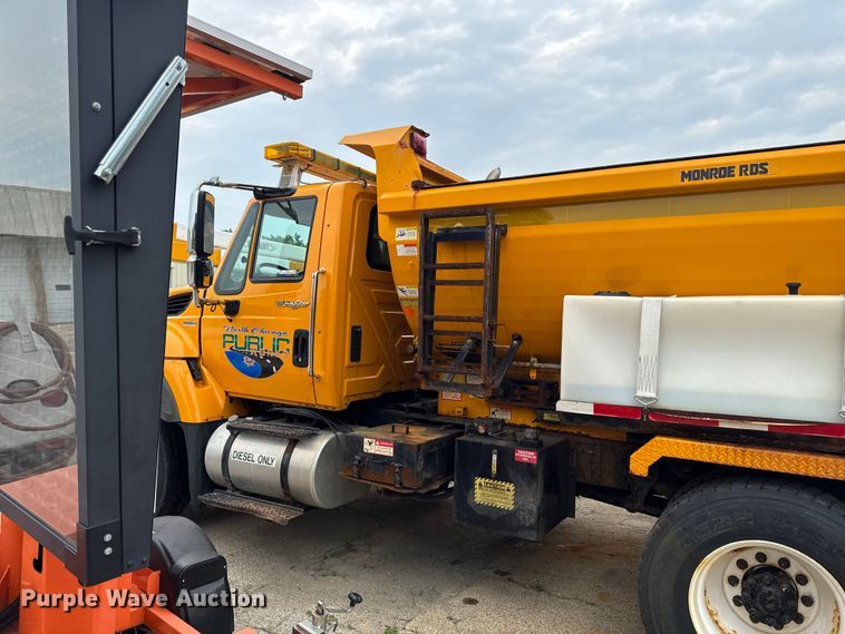 image for item FB5834 2010 International 7400 dump truck