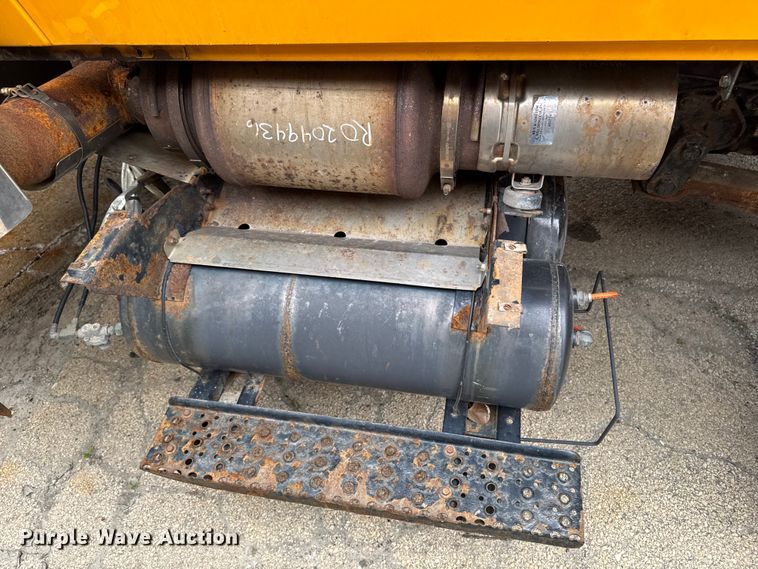 image for item FB5834 2010 International 7400 dump truck