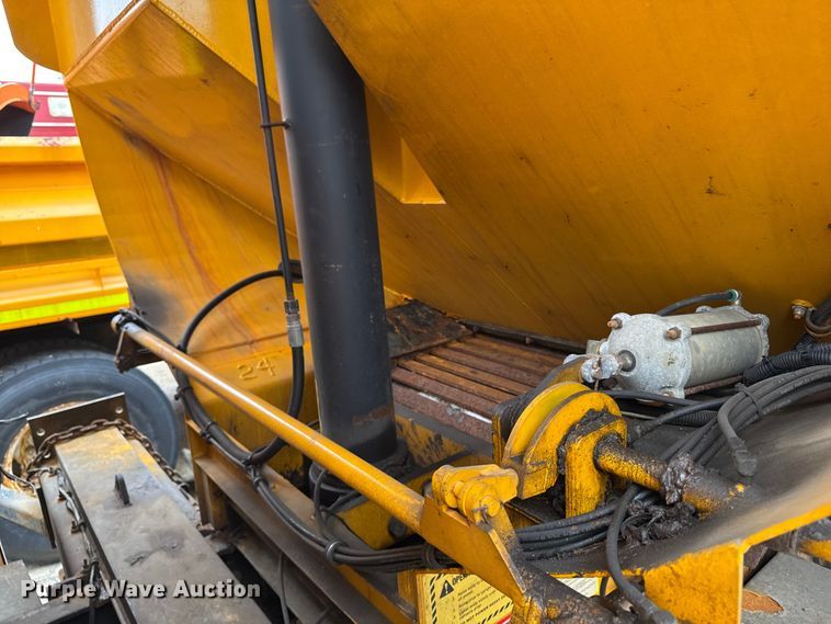 image for item FB5834 2010 International 7400 dump truck