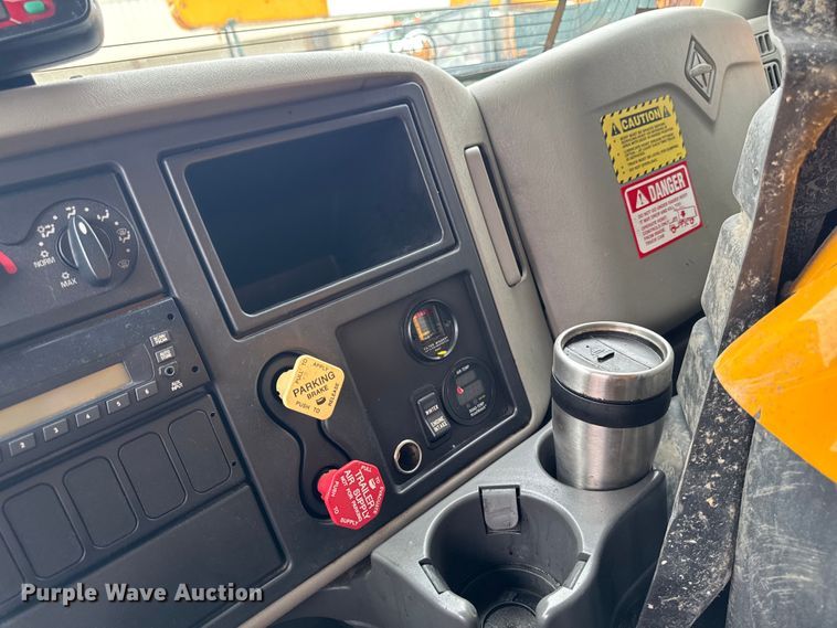 image for item FB5834 2010 International 7400 dump truck