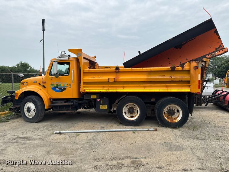 image for item FB5836 2001 International 4900 dump truck