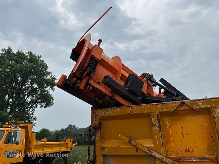 image for item FB5836 2001 International 4900 dump truck