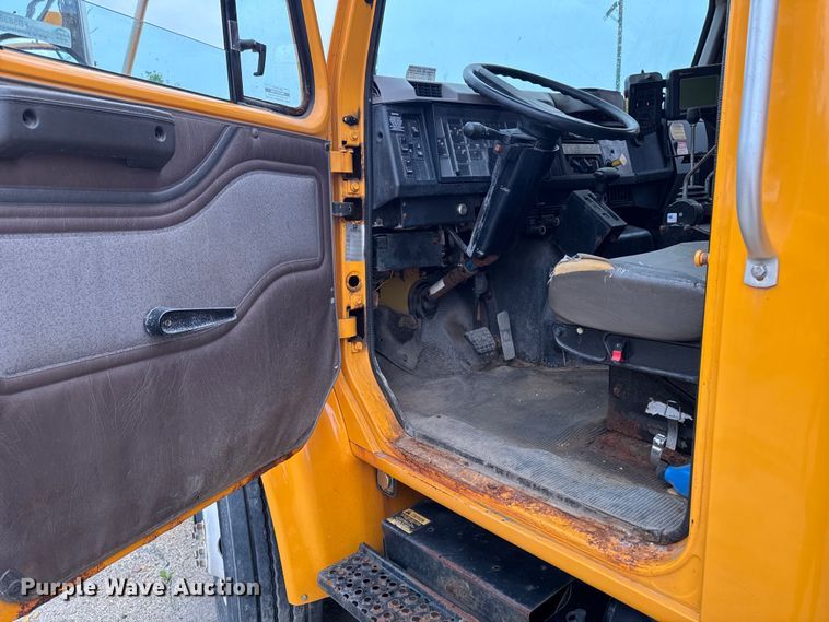 image for item FB5836 2001 International 4900 dump truck