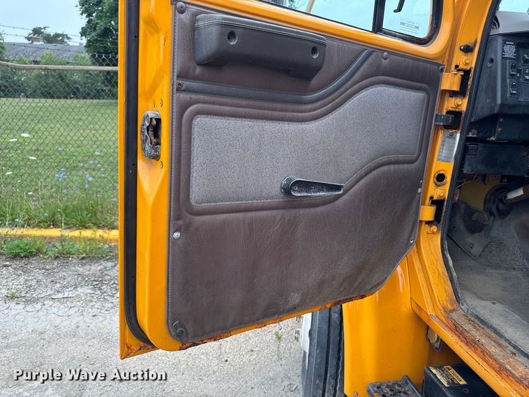 image for item FB5836 2001 International 4900 dump truck