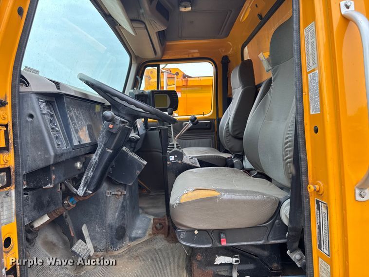 image for item FB5836 2001 International 4900 dump truck