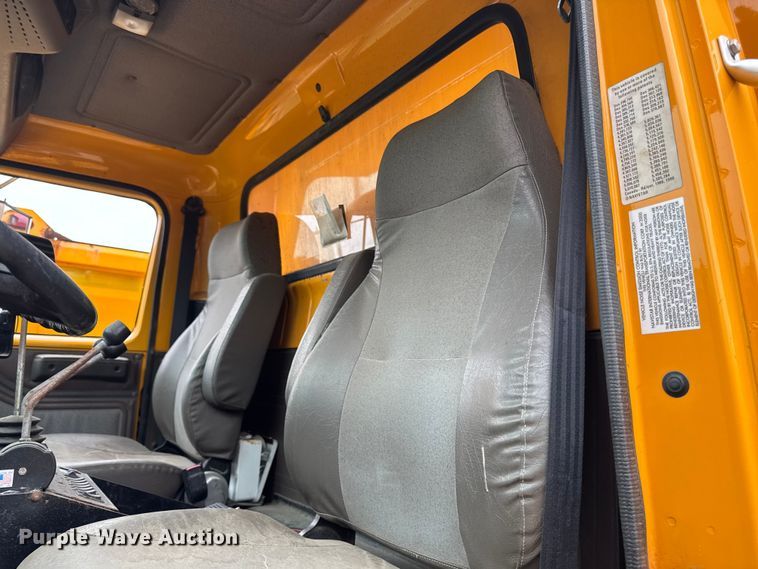 image for item FB5836 2001 International 4900 dump truck