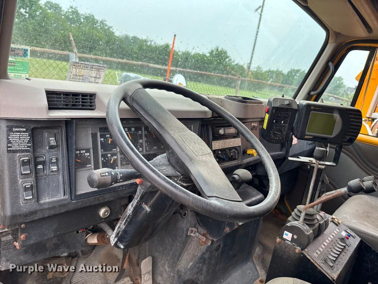 image for item FB5836 2001 International 4900 dump truck