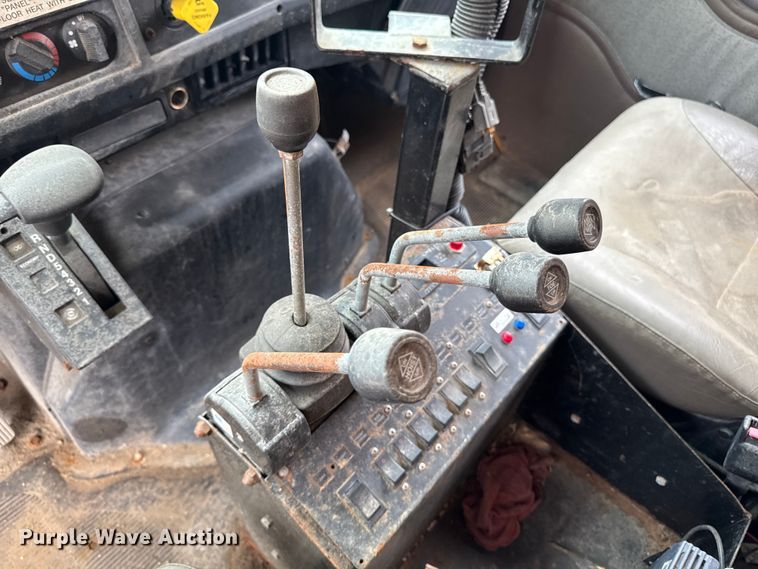 image for item FB5836 2001 International 4900 dump truck