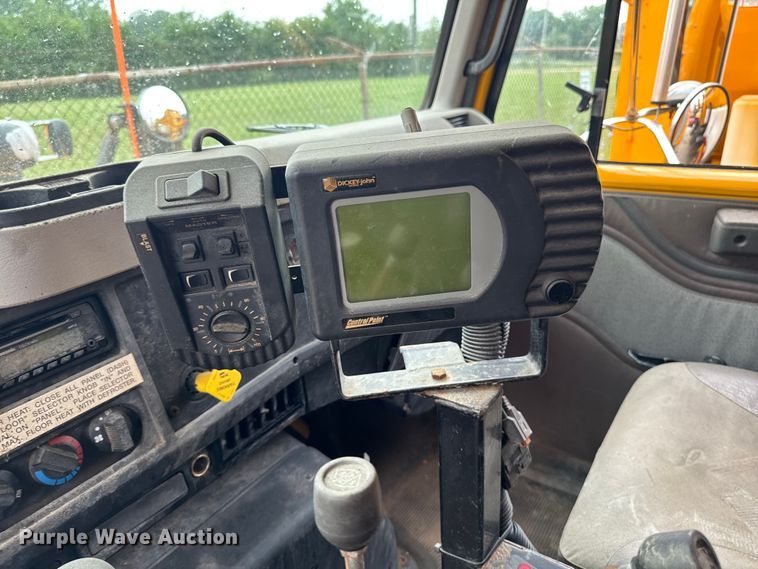 image for item FB5836 2001 International 4900 dump truck
