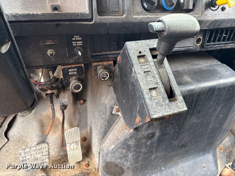image for item FB5836 2001 International 4900 dump truck