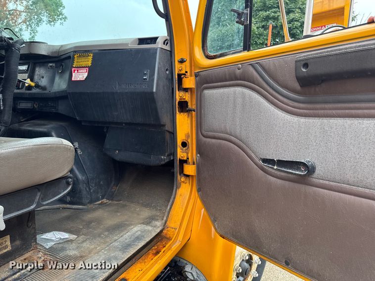 image for item FB5836 2001 International 4900 dump truck