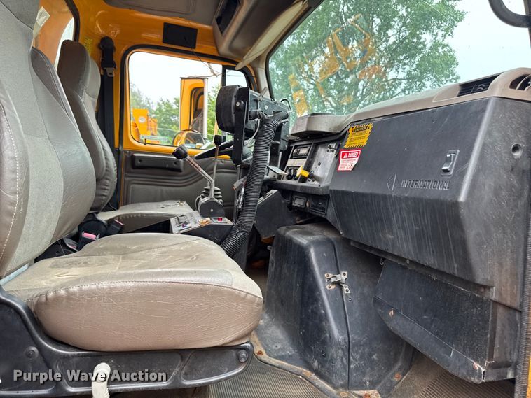 image for item FB5836 2001 International 4900 dump truck