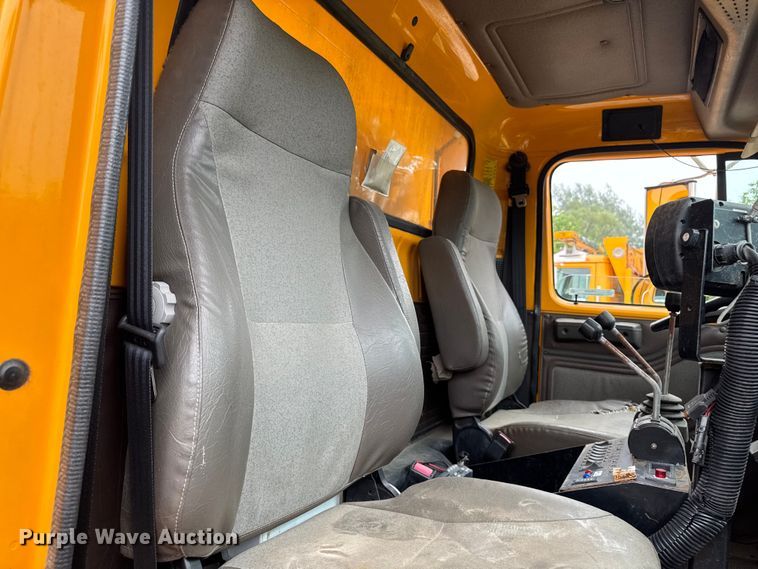 image for item FB5836 2001 International 4900 dump truck
