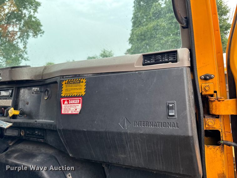 image for item FB5836 2001 International 4900 dump truck