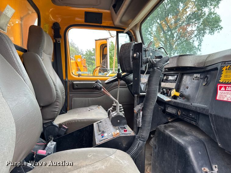 image for item FB5836 2001 International 4900 dump truck