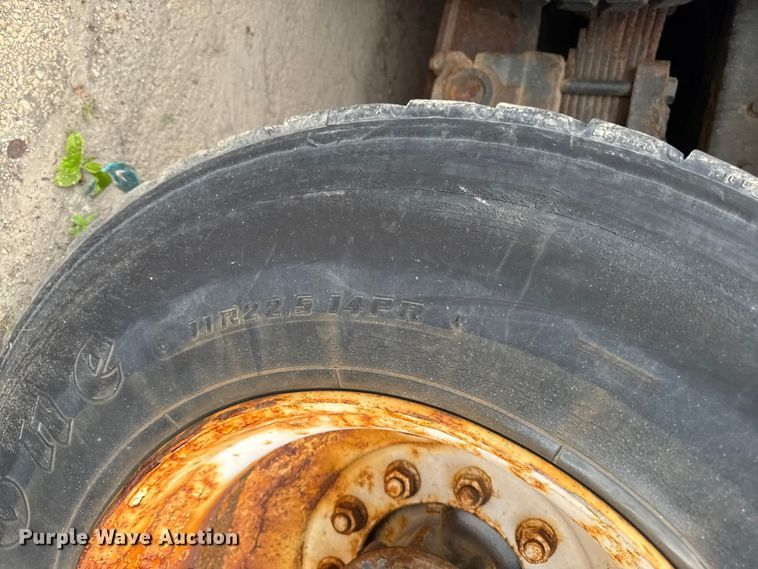 image for item FB5836 2001 International 4900 dump truck