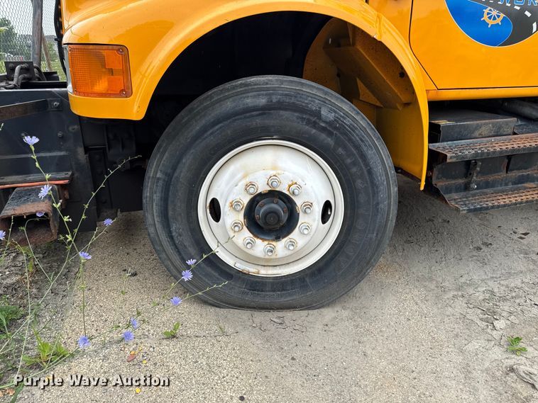 image for item FB5836 2001 International 4900 dump truck