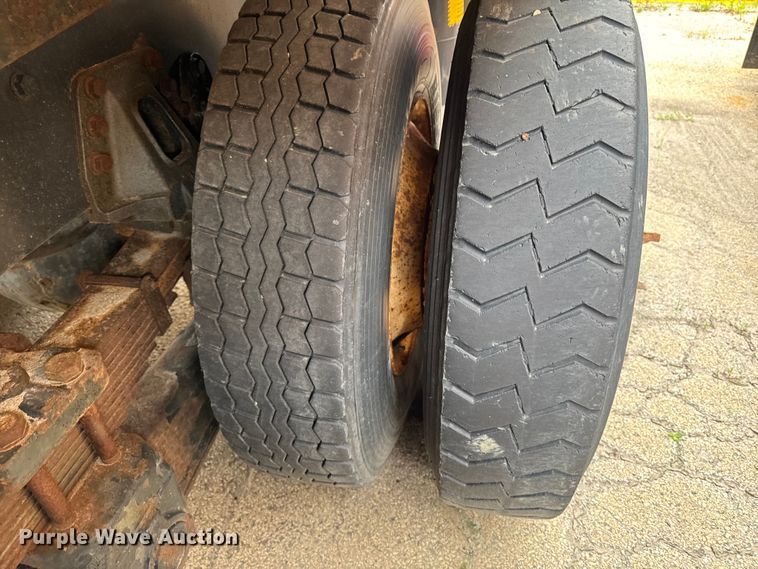 image for item FB5836 2001 International 4900 dump truck