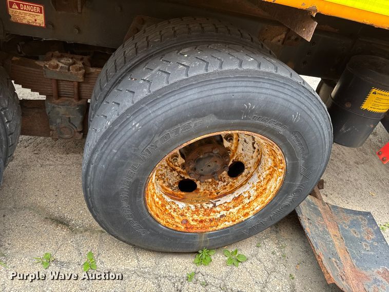 image for item FB5836 2001 International 4900 dump truck