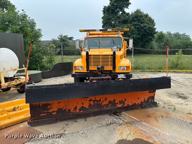 image for item FB5837 2002 International 4900 dump truck