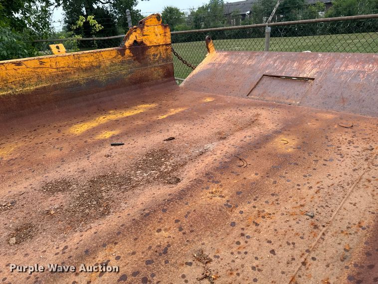 image for item FB5837 2002 International 4900 dump truck