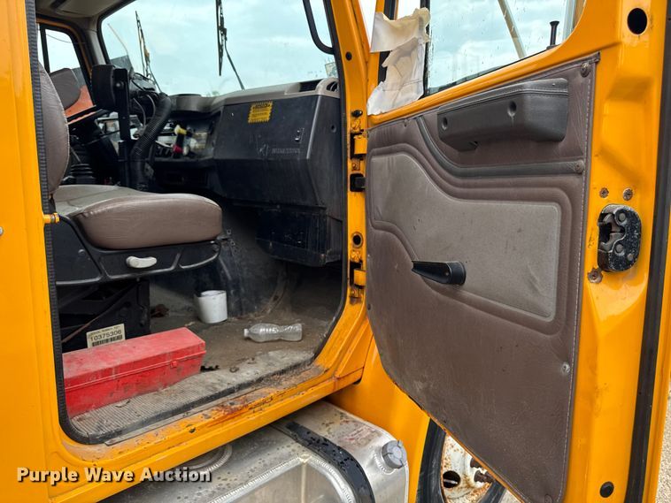 image for item FB5837 2002 International 4900 dump truck