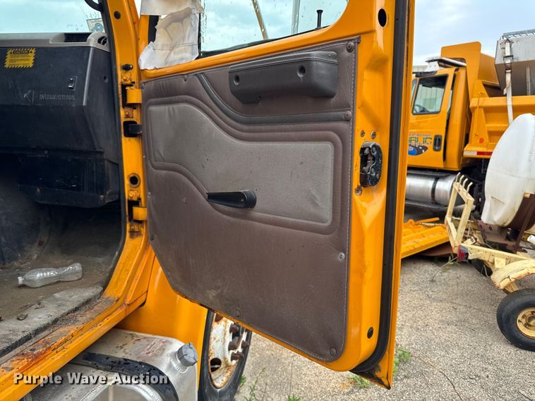 image for item FB5837 2002 International 4900 dump truck