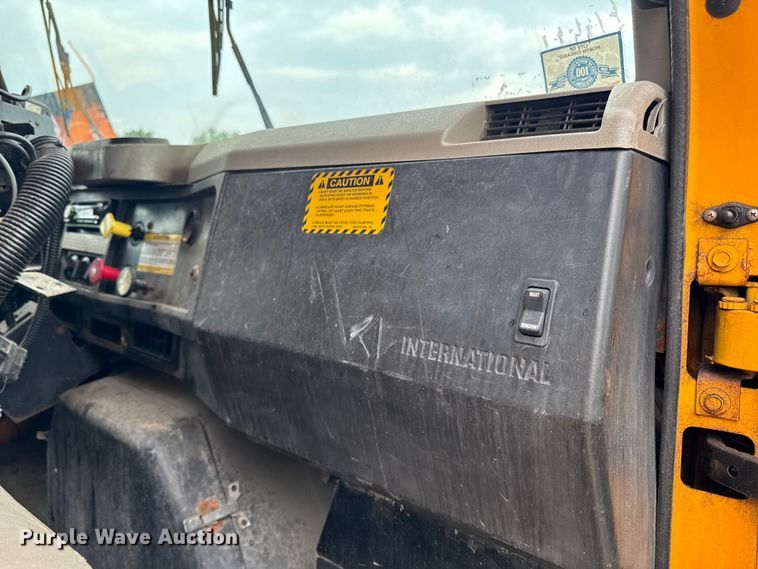 image for item FB5837 2002 International 4900 dump truck