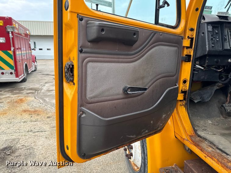 image for item FB5837 2002 International 4900 dump truck