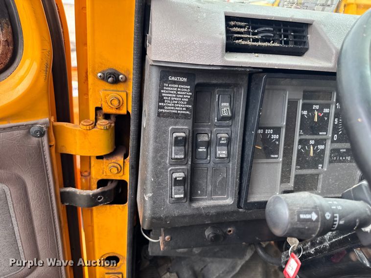 image for item FB5837 2002 International 4900 dump truck
