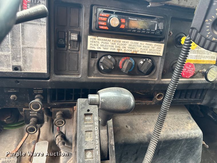 image for item FB5837 2002 International 4900 dump truck