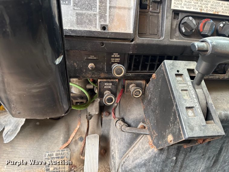 image for item FB5837 2002 International 4900 dump truck