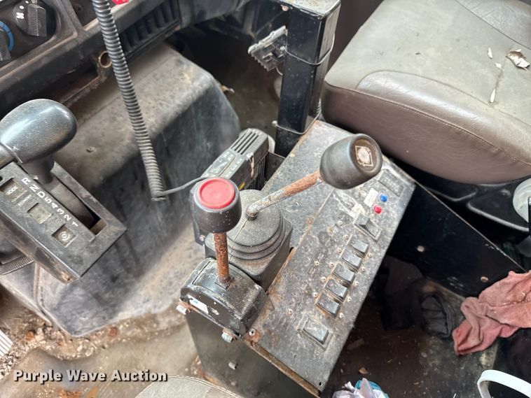 image for item FB5837 2002 International 4900 dump truck
