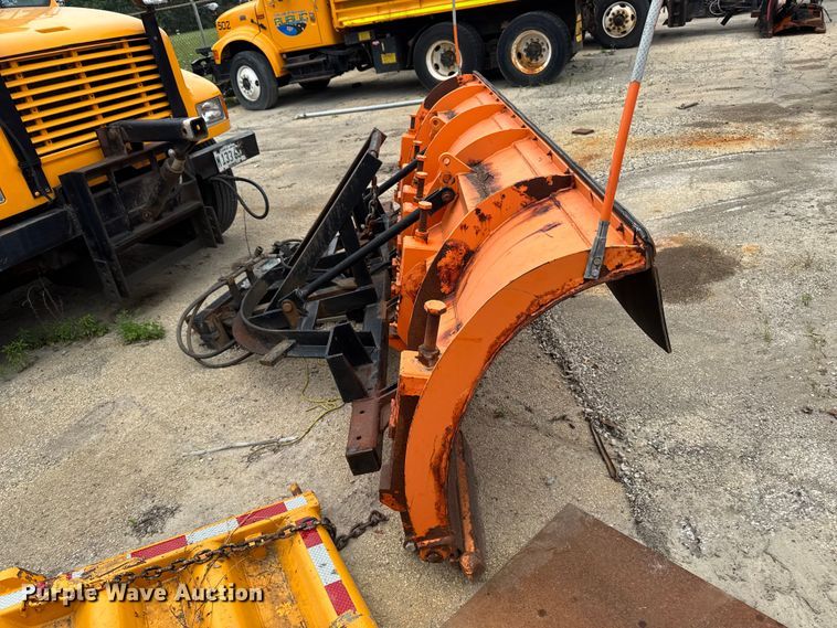 image for item FB5837 2002 International 4900 dump truck