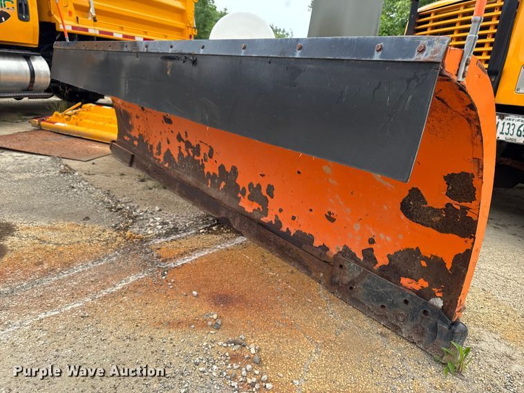 image for item FB5837 2002 International 4900 dump truck