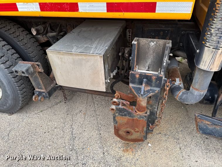 image for item FB5838 2002 International 4400 dump truck