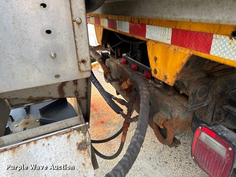 image for item FB5838 2002 International 4400 dump truck
