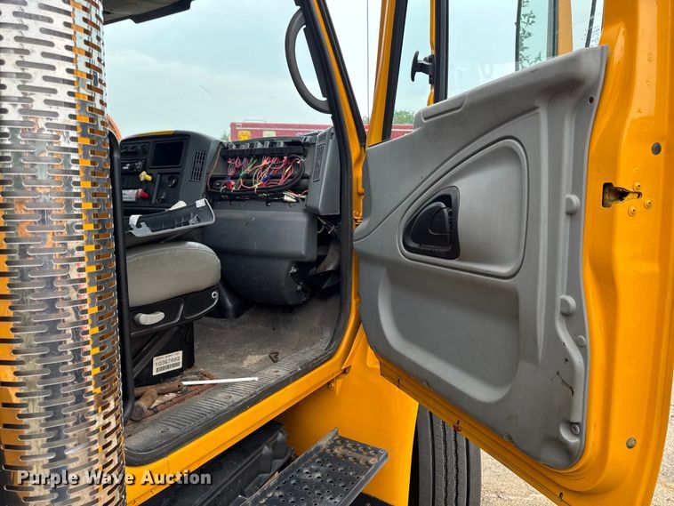 image for item FB5838 2002 International 4400 dump truck