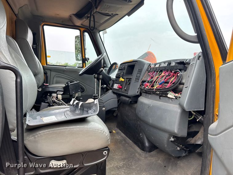 image for item FB5838 2002 International 4400 dump truck