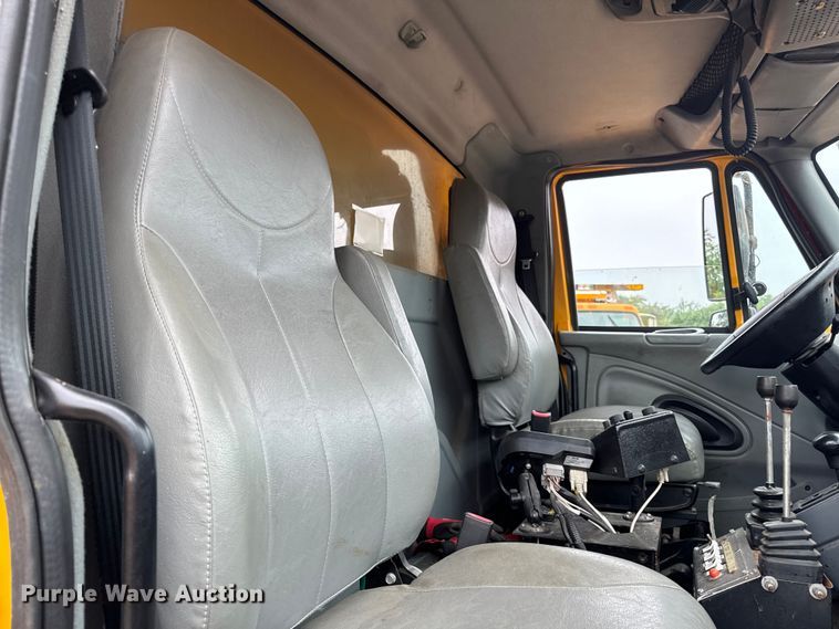 image for item FB5838 2002 International 4400 dump truck