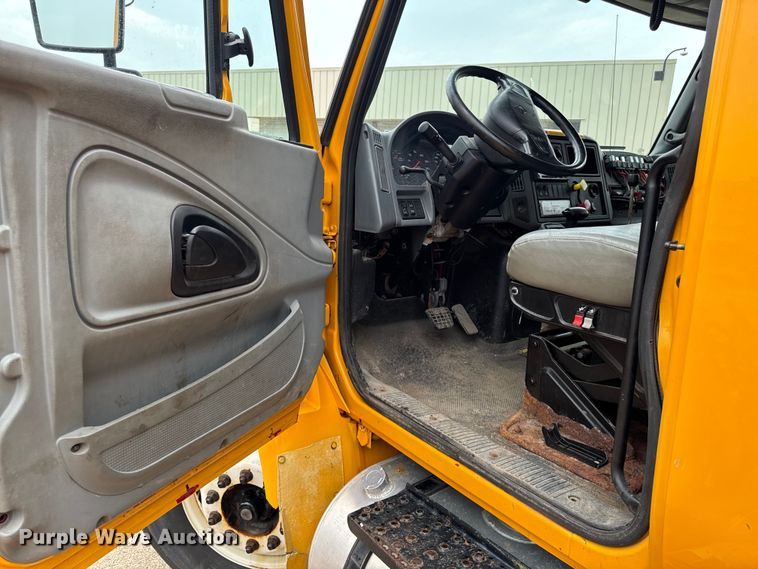 image for item FB5838 2002 International 4400 dump truck