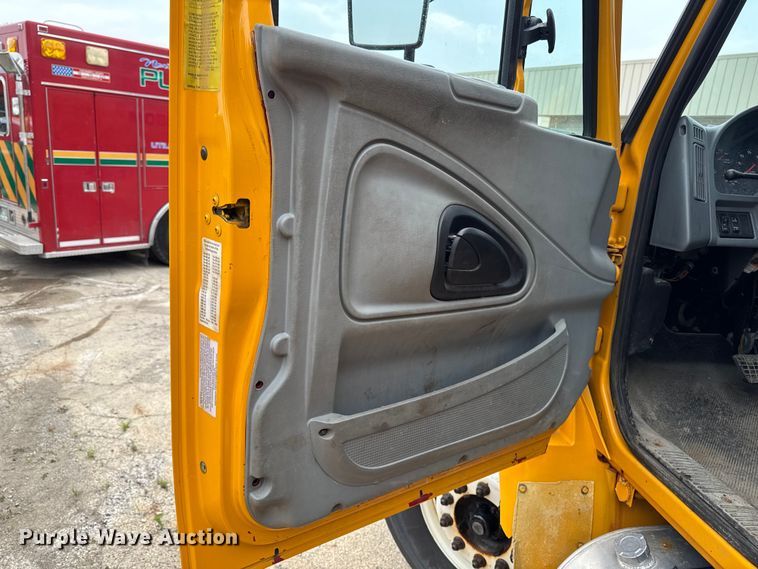 image for item FB5838 2002 International 4400 dump truck