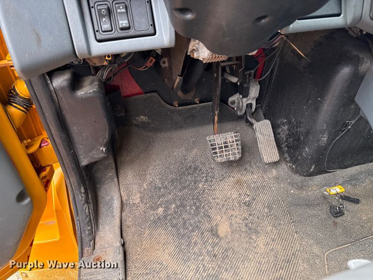 image for item FB5838 2002 International 4400 dump truck